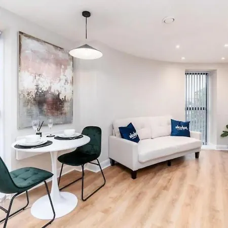 Chic 1-bed Apt With City Views In Central Leeds