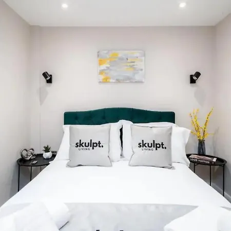 Chic 1-bed Apt With City Views In Central Leeds