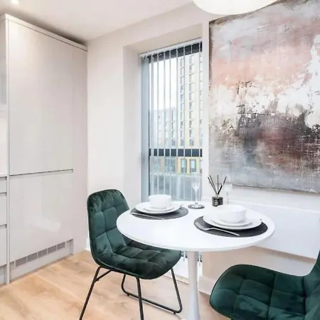 Chic 1-bed Apt With City Views In Central Leeds Apartment